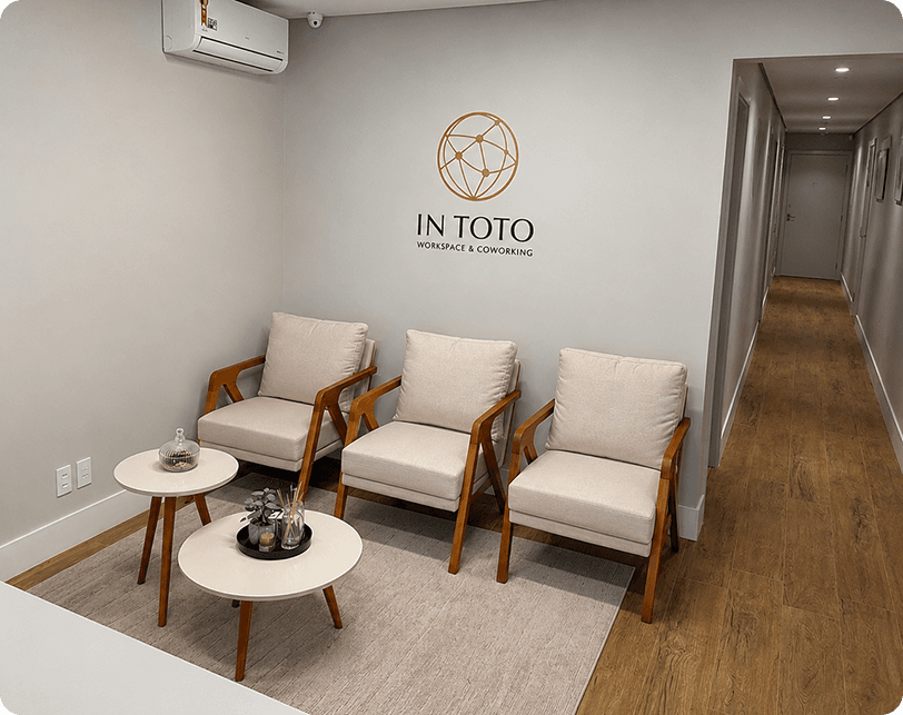Pessoa trabalhando com notebook em ambiente corporativo