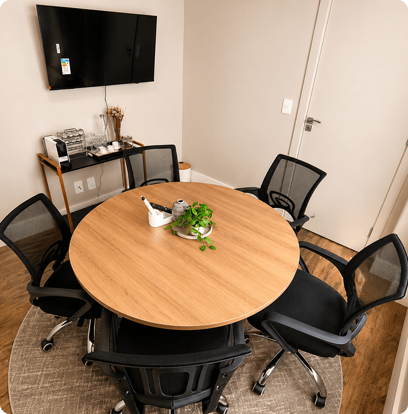 Profissionais reunidos em sala privativa de coworking